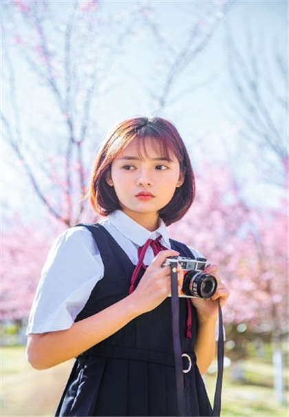 同桌把我摁倒在地污文-我第一次被男朋友搞到喷水_魅性9课