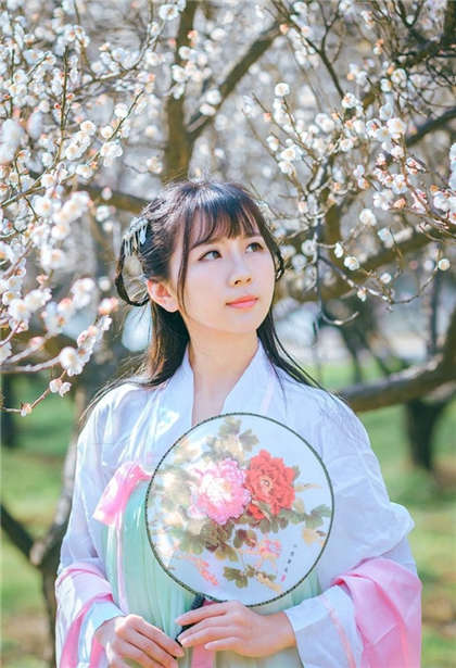 和同桌在教室里做h-口述和男友害羞的第一次经历_魅性9课