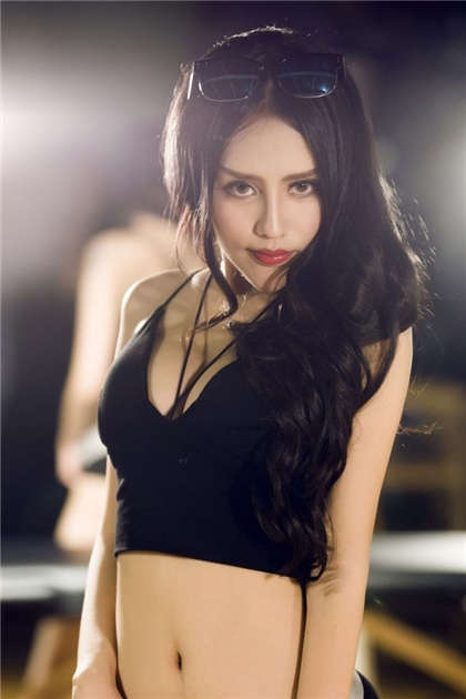 超级yin荡的自述-把校花按在桌上h_魅性9课