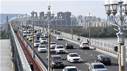 湘西矮寨最牛交警，在悬崖上打木板指挥(太拼了)