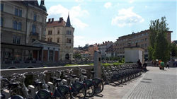 世界上最奇葩的十个厕所，墙高50厘米，还只挡三面